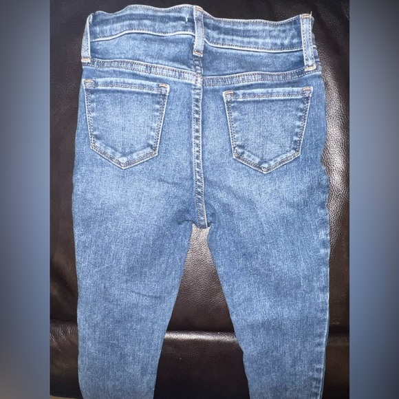 High-Rise Skinny Ankle Jeggings and blue cotton T with embroidered stars. - Picture 6 of 13